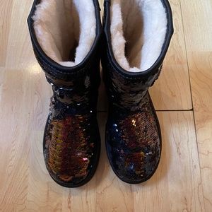 Woman’s size 7 New sparkly uggs